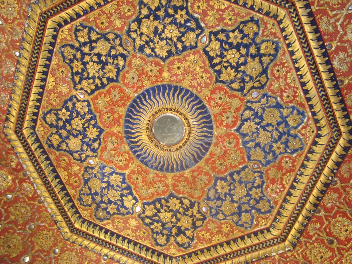 Ceiling_of_the_Golden_Temple_in_gold_and_precious_stones.JPG