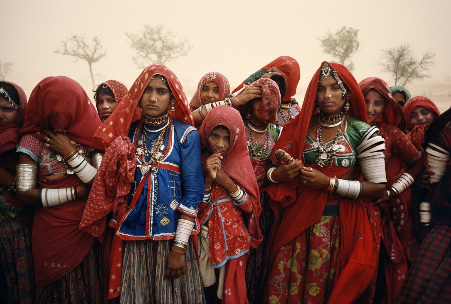 Steve-McCurry-Cluster-of-women-during-a-dust-storm-Rajasthan-India-1983.jpg